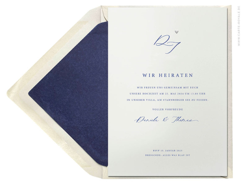 Blau gedruckte Einladung mit Hochzeitsinitialen und kleinem Herz als Blindprägung.