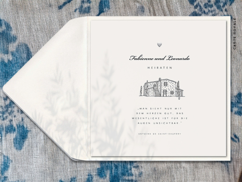 Quadratische Hochzeitseinladungen mit illustrierter Finca und kleiner Blindprägung– perfekt für eine elegante Feier im südländischen Stil.