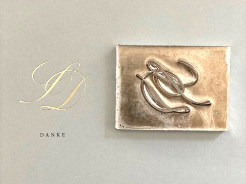 Individuell für die Serie The New Grey gefertigte Prägestempel ermöglichen die Heißfolienprägung Ihrer Initialen (Monogramm) und verleihen IhrerHochzeitspapeterie eine exklusive Note.