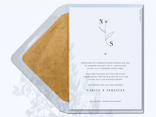 Winterhochzeitseinladung in Weiß, Gold und Blau, mit aquarellierten Blüten und goldgeprägtem Herz – edel, pur und verspielt, ein perfekter Empfang für Ihre Gäste.