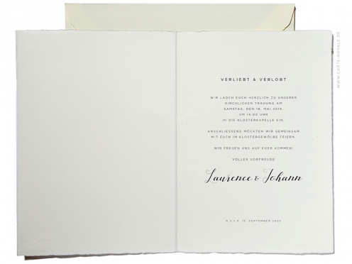 Geprägte Hochzeitskarten mit kalligrafischer Typografie und matt-goldenem Herz.