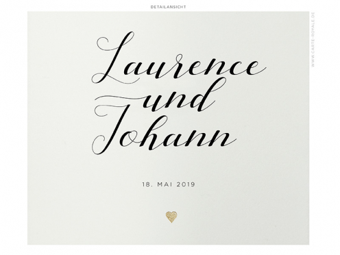 Geprägte Hochzeitskarte mit kalligrafischer Typografie und matt-goldenem Herz.