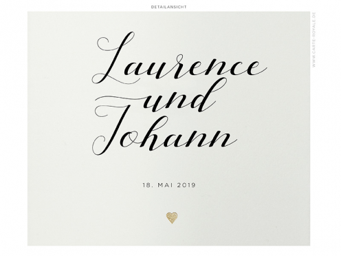 Geprägte Hochzeitskarten mit kalligrafischer Typografie und matt-goldenem Herz.