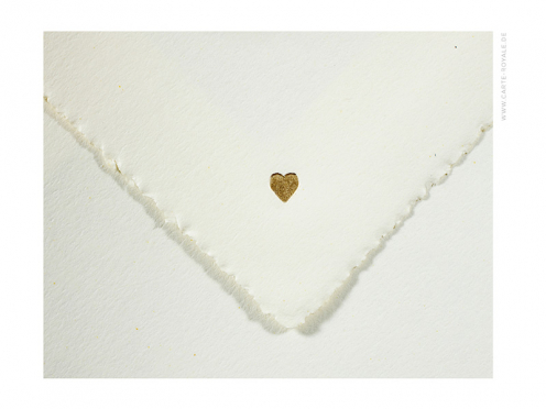 Geprägte Hochzeitskarten mit kalligrafischer Typografie und matt-goldenem Herz.