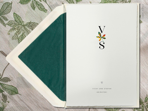 Herbstliche Hochzeitseinladung mit Aquarell-Kastanienblatt und verbundenen Initialen, auf Büttenpapier gedruckt, mit Umschlag silberner Prägung und grünem Seidenpapier-Futter.