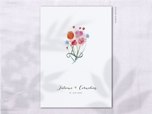 Hochzeitseinladung in Aquarell mit bunten Blumen und einem goldenen Herz – ideal für romantische Feiern im Grünen. Gedruckt auf weißem Gmund Feinstpapier.