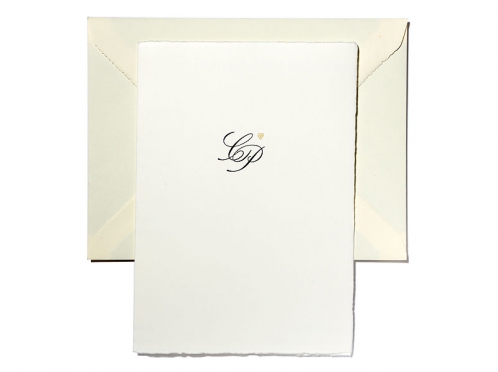 Din A5 Büttenpapier mit goldener Prägung auf der Einladung und Umschlagsspitze.