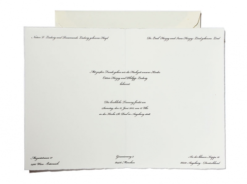 Din A5 Büttenpapier mit goldener Prägung auf der Einladung und Umschlagsspitze.