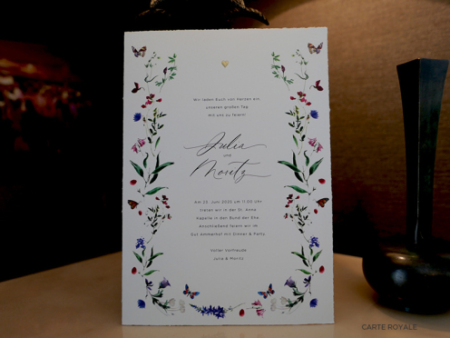 Unsere Einladungskarten kombinieren exquisite goldene Reliefprägung und Aquarell-Blumenmuster auf Büttenpapier für einen eleganten Auftakt Ihrer Hochzeit.