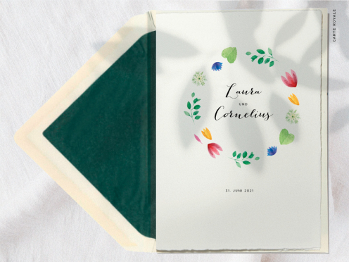 Die „Summerdream“ Hochzeitseinladung vereint farbenfrohe Blüten mit edlem Büttenpapier. Ein stilvolles Design für den schönsten Tag Ihres Lebens.