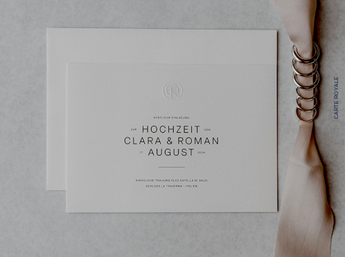 Die Cotton Grey Einladungskarte im großzügigen A5 Format vereint elegante Schlichtheit mit luxuriösem Gmund Colors Papier und feiner Blindprägung.