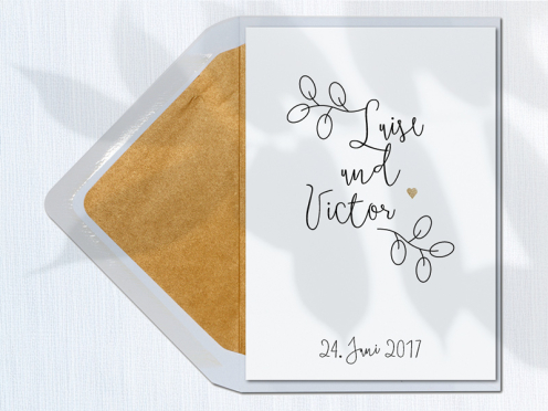 Ein Design mit illustrierten schwarz-weißen Blättern und goldener Prägung – fröhlich und leicht, inklusive Umschlag mit goldenem Futter.