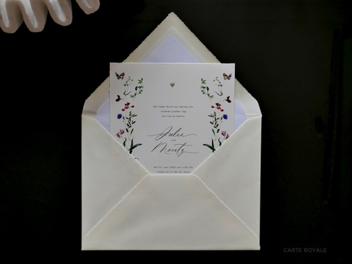 Unsere Einladungskarten kombinieren exquisite goldene Reliefprägung und Aquarell-Blumenmuster auf Büttenpapier für einen eleganten Auftakt Ihrer Hochzeit.