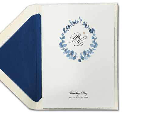 Klassische Hochzeitseinladungen, bei denen die Eltern einladen, verziert mit einem eleganten Eukalyptuskranz mit Goldprägung. Gedruckt auf Büttenpapier.