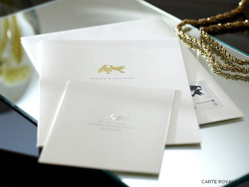 Elegante Einladungskarten mit goldgeprägten Tauben auf Feinstpapier, personalisierbar inklusive geprägtem Umschlag.