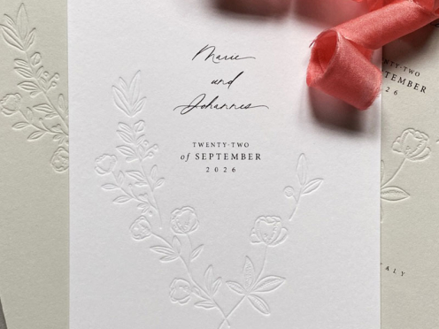 Save-the-Date-Karte auf hochwertigem cremefarbenem Feinstpapier mit edler Tiefprägung. Satzarbeiten und Korrekturstufen sind inklusive – Ihr Text wird individuell gestaltet.