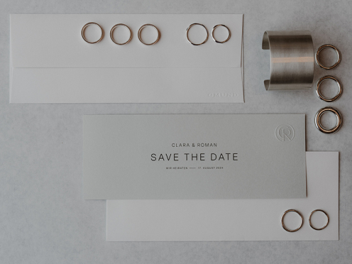 Eleganz pur: Die Cotton Grey Save-the-Date Karte im Clutch-Format überzeugt durch edles Gmund Colors Papier und eine feine, erhabene Prägung.