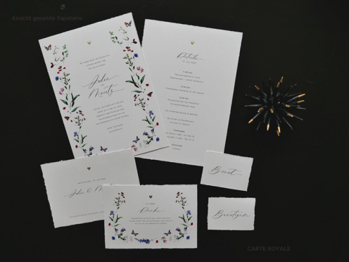 Unsere Einladungskarten kombinieren exquisite goldene Reliefprägung und Aquarell-Blumenmuster auf Büttenpapier für einen eleganten Auftakt Ihrer Hochzeit.