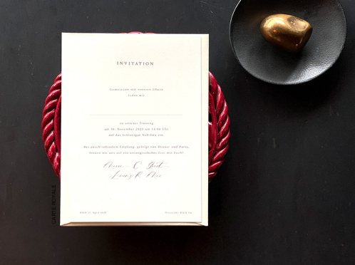 Eine moderne "Romeo und Julia" Hochzeitseinladung mit Prägung eines goldenem "Invitation"-Schriftzug auf cremefarbenem Feinstpapier.