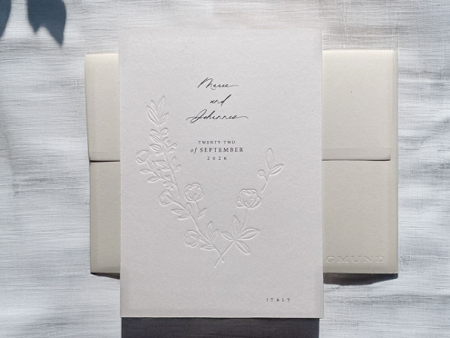 Save-the-Date-Karte auf hochwertigem cremefarbenem Feinstpapier mit edler Tiefprägung. Satzarbeiten und Korrekturstufen sind inklusive – Ihr Text wird individuell gestaltet.