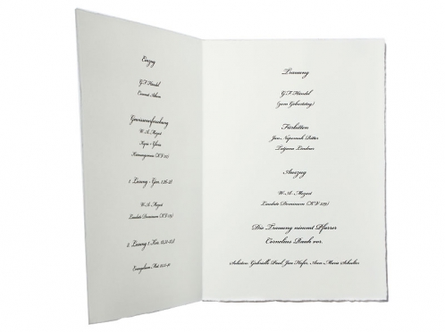 Edles Kirchenheft für Ihre Hochzeit auf Büttenpapier mit matt-goldenem Herz. Enthält Ablauf, Lieder und Psalmen für eine stilvolle Zeremonie.
