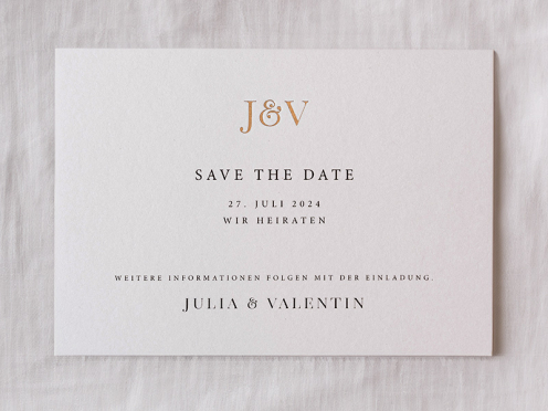 Stilvoll und romantisch, verkündet die Hochzeitsankündigungskarte "Luna Cream" mit ihrem edlen Design aus cremefarbenem Papier und goldenen Initialen die Vorfreude auf Ihre bevorstehende Hochzeit.