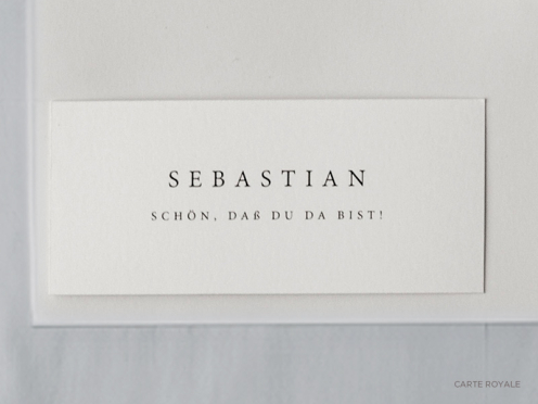 Mit den Tischkarten Luna Cream setzen Sie stilvolle Akzente und heißen Ihre Gäste herzlich willkommen. Personalisierbar ab 20 Karten, gedruckt auf cremefarbenem Feinpapier.