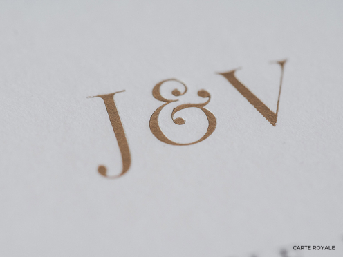 Stilvoll und romantisch, verkündet die Hochzeitsankündigungskarte 