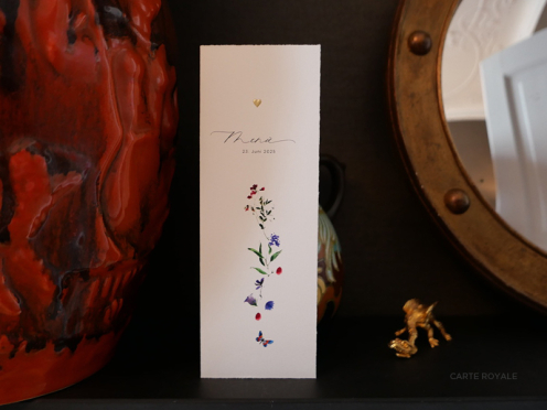 Die Menükarte "Floral Royale" verbindet luxuriöses Design mit goldener Reliefprägung und exklusive Handwerkskunst für eine elegante Hochzeitstafel.
