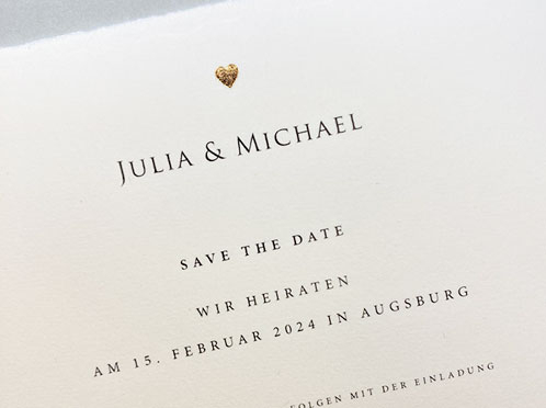 Schlichte Save-the-Date-Karte mit Gold geprägtem Herz, inkl. Briefumschlag.