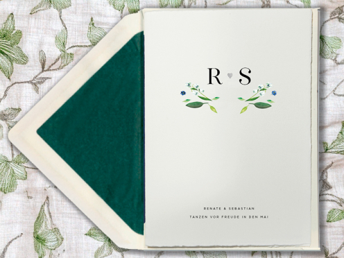 Heiraten im Mai: Maiglöckchen-Aquarell-Zeichnung als Einladung zur Hochzeit, gedruckt und Silber geprägt auf feinstem Büttenpapier – ein freudiger Tanz in den Mai!
