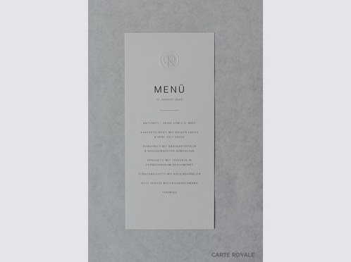 Schlichte Eleganz auf cremefarbenem Gmund Papier im DIN lang Format – die Cotton Grey Menükarte mit feiner Blindprägung passt ideal zu Ihrer Hochzeitstafel.