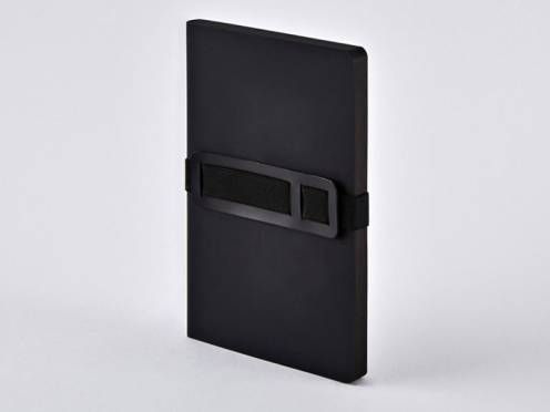 Schwarzes Notizbuch mit Textilband für Stift und Smartphone. Hochwertig verarbeitet mit Fadenheftung und weichem Ledereinband.
