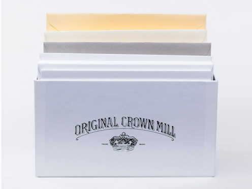 Für besondere Post. Ihre Briefumschläge mit Ihren in Gold geprägten Initialen. 32 hochwertige Karten & Kuverts von Crown Mill  in 4 verschiedenen Farben.