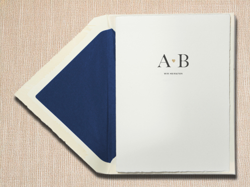 Premium-Einladungskarten zur Hochzeit mit modernem Monogramm und goldenem Herz, gedruckt auf weichem Büttenpapier. Inklusive Briefkuvert mit Büttenkante.