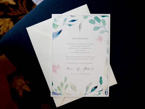 Hochzeitseinladungskarten mit geprägtem Herz und Blumen in Aquarell.