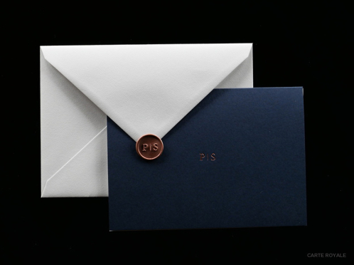 Royale Einladung, gedruckt und in Kupfer geprägt auf Gmund-Papier, umhüllt von einer royalblauen Klappkarte und verpackt in einem edlen Cotton-Briefumschlag.