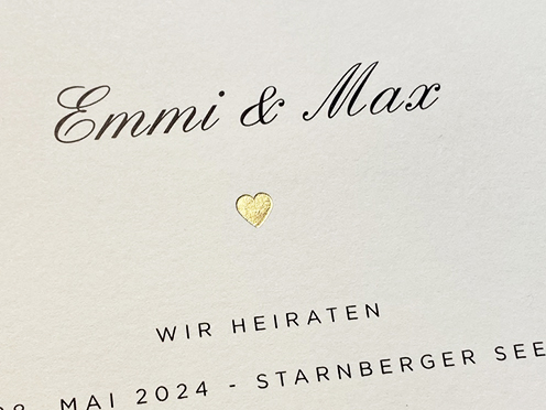 Schlichte und edle Save-the-Date-Karte mit Gold geprägtem Herz, inkl. Briefumschlag.
