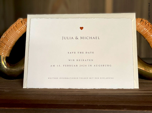 Schlichte Save-the-Date-Karte mit Gold geprägtem Herz, inkl. Briefumschlag.