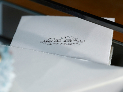 Die klassische Ankündigungskarte zur Hochzeit besticht durch ihre kalligrafische Schrift und schlichte Eleganz, gedruckt auf Büttenpapier inklusive Briefumschlag.