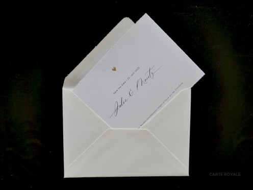 Exklusive Karten mit goldener Prägung und schlichter Kalligrafie, inklusive Büttenumschlag mit weißem Seidenpapier gefüttert.