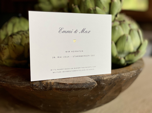 Schlichte und edle Save-the-Date-Karte mit Gold geprägtem Herz, inkl. Briefumschlag.