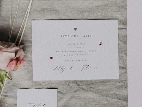 Save-the-Date-Karte mit pinken Blüten, silberner Prägung, gedruckt auf büttenmatten Feinstpapier.
