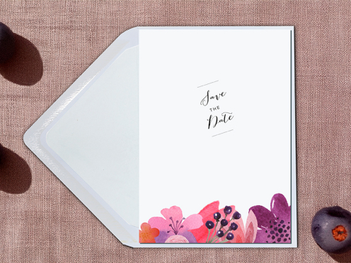 Save-the-Date Karte mit Blumen in Aquarellfarben und weiß gefüttertem Briefumschlag.
