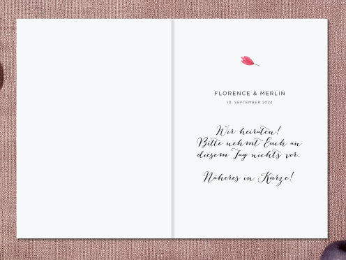 Save-the-Date Karte mit gedruckten Beeren und Blumen inkl. Briefumschlag in Pink von Crown Mill.
