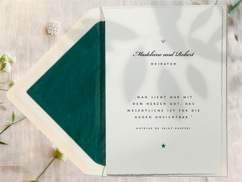 Schlichte, hochwertige Hochzeitseinladung mit Blindprägung, gedruckt auf Büttenpapier, eleganter Typografie und Umschlag mit grünem Seidenpapier.