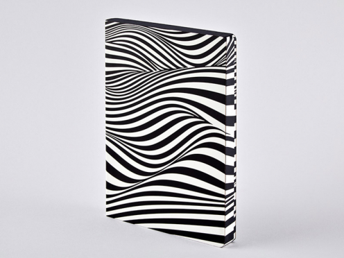 Bonnie Notizbuch mit Wellendesign in schwarz - weiß. Skizzenbuch mit Ledereinband und hochwertiger Fadenheftung.