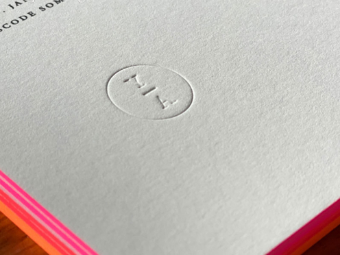A5 Einladung mit Farbschnitt in pink und insgesamt 2 Prägungen auf der Karte und dem Kuvert.