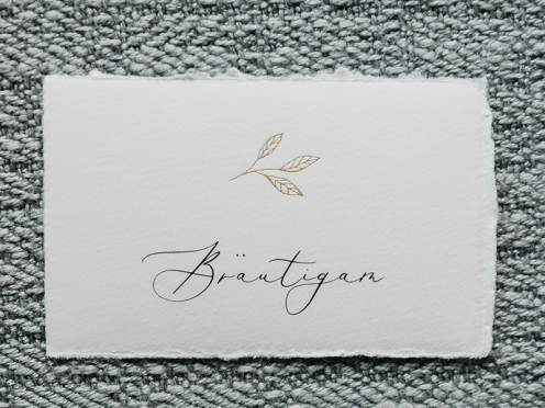 Tischkarten mit goldenem Zweig veredelt, handgefertigt und personalisiert mit dem Namen Ihres Gastes. Gedruckt und geprägt auf Büttenpapier.