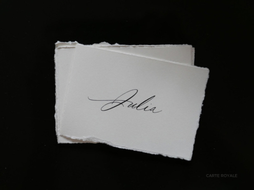 Handgerissenes Büttenpapier und feine Kalligrafie machen die edlen Tischkarten "Floral Royale" zu einem eleganten Detail auf Ihrer Hochzeit.